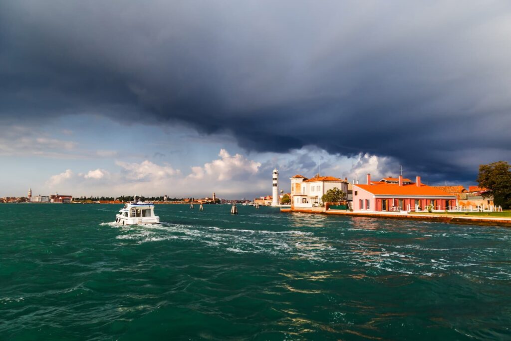 Vaporetto in avvicinamento alla fermata del faro di Murano