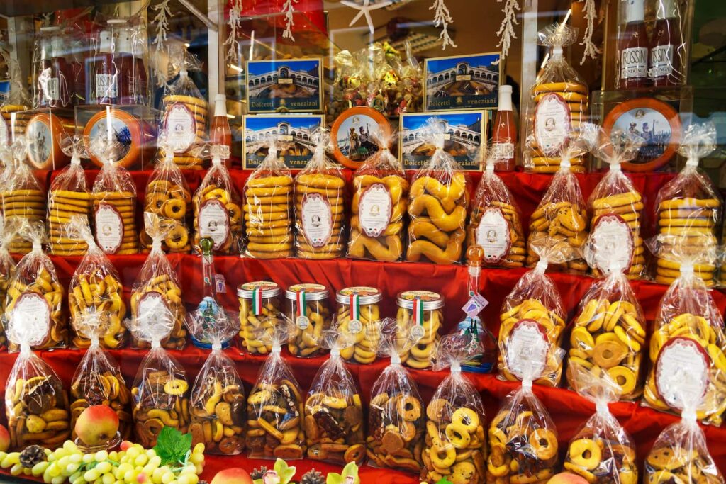 I biscotti Bussolà, tradizionale prodotto di Burano