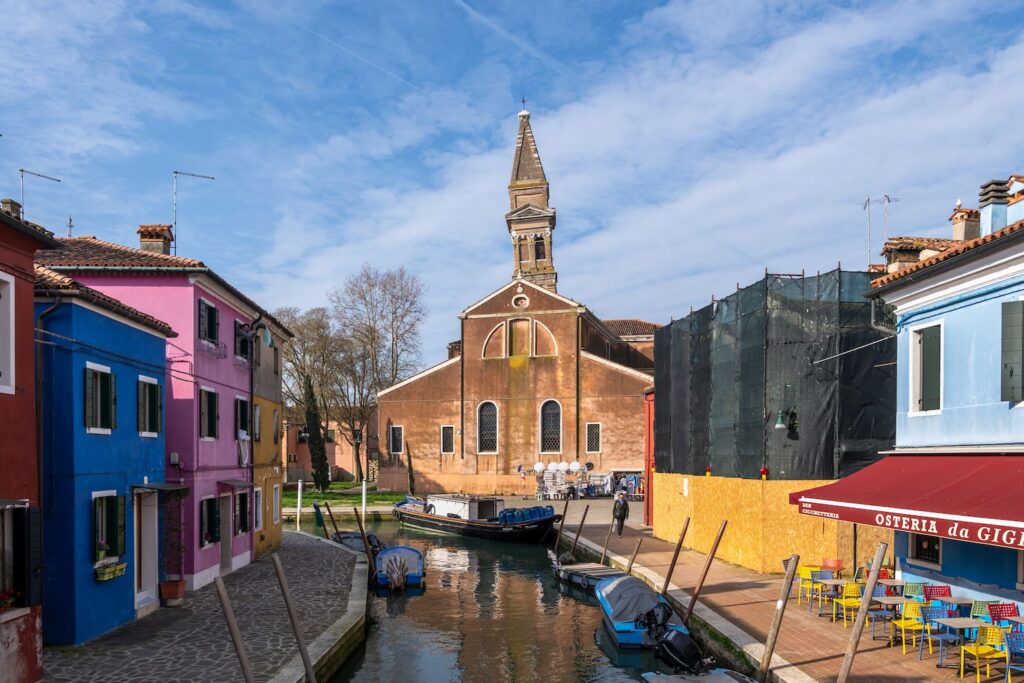 Chiesa di San Martino Vescovo e il campanile storto
