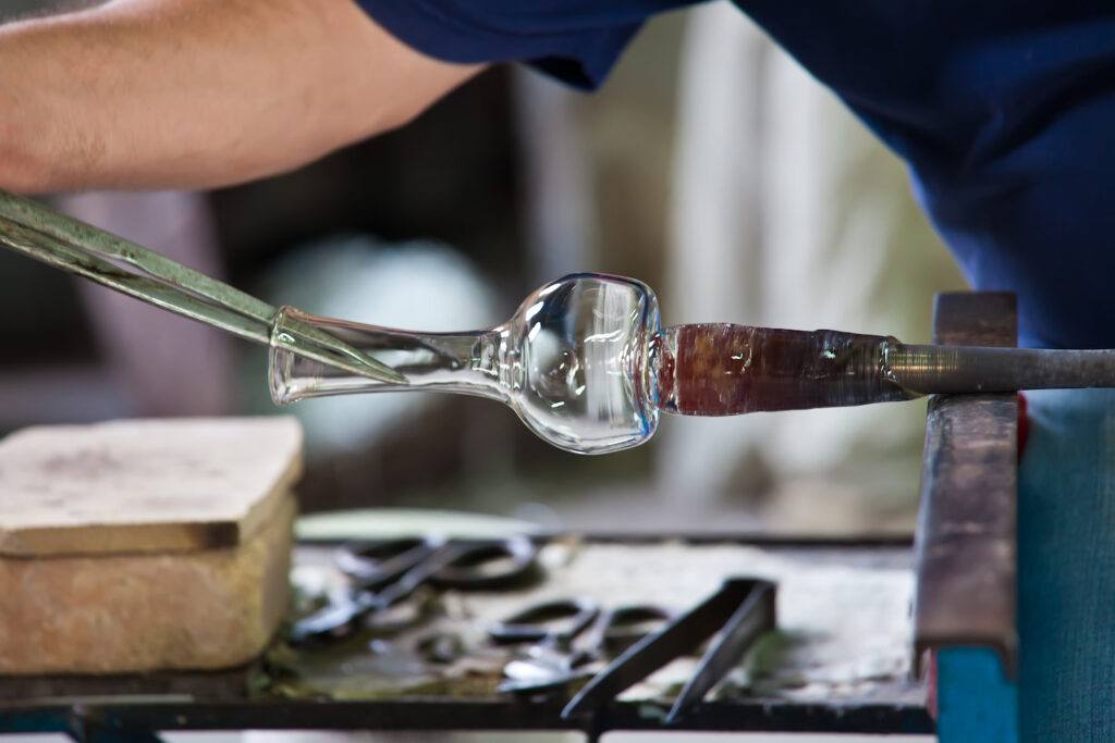 Lavorazione del vetro in una vetreria di Murano