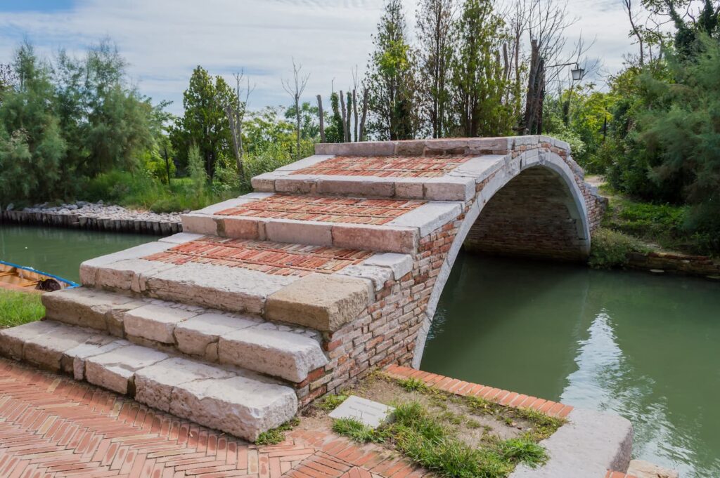 Vista frontale del Ponte del Diavolo