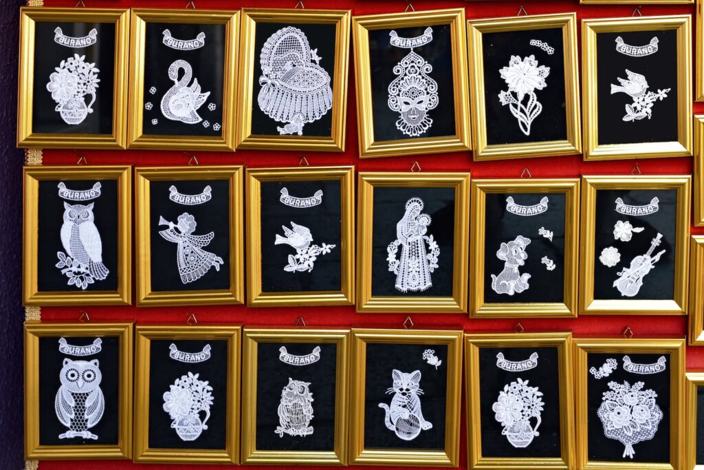 Merletti tipicamente venduti come souvenir a Burano