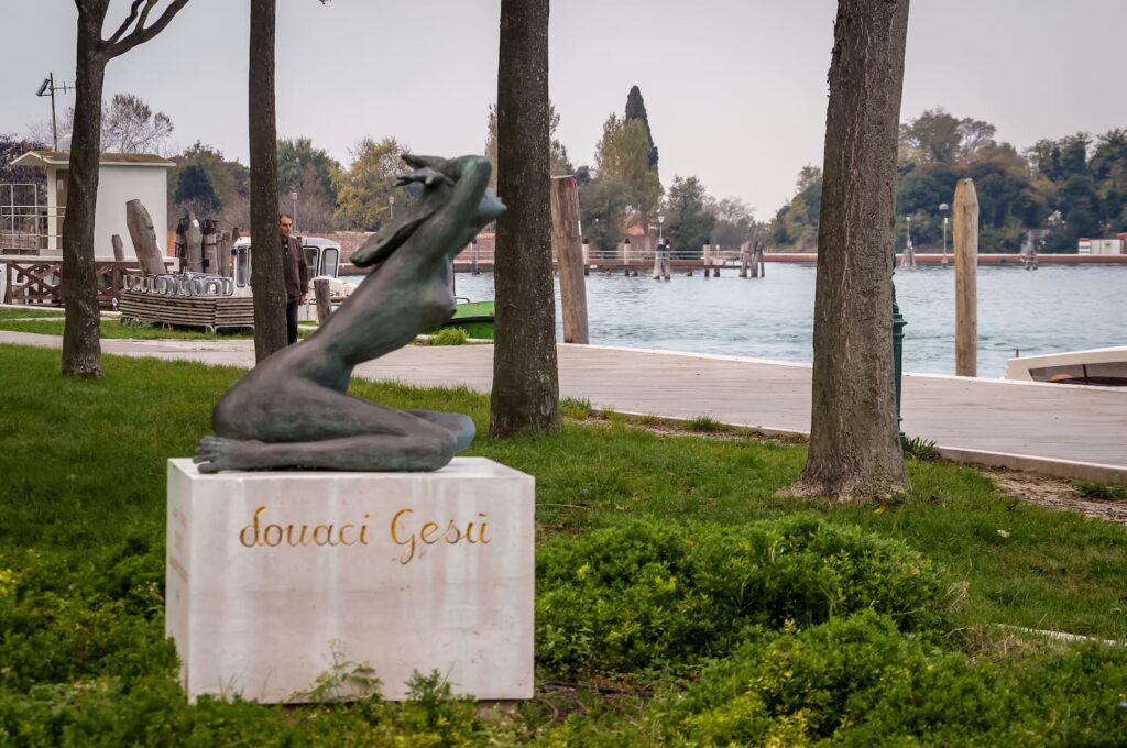 La statua "Attesa di Pace" dell'artista Remigio Barbaro